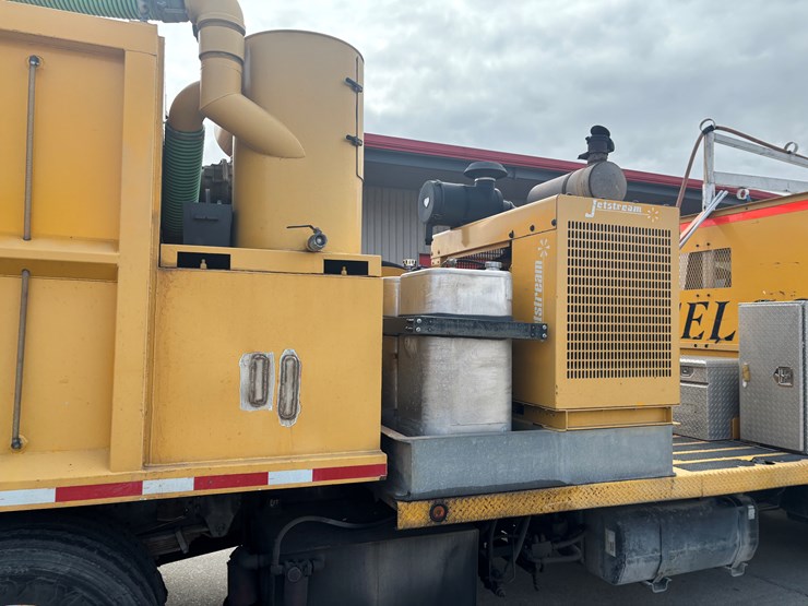 2005-gmc-t7500-image-38