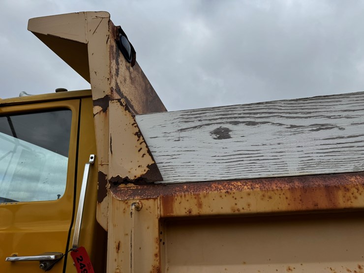 1977-ford-8000-image-24