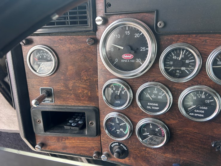 2000-peterbilt-379-image-50