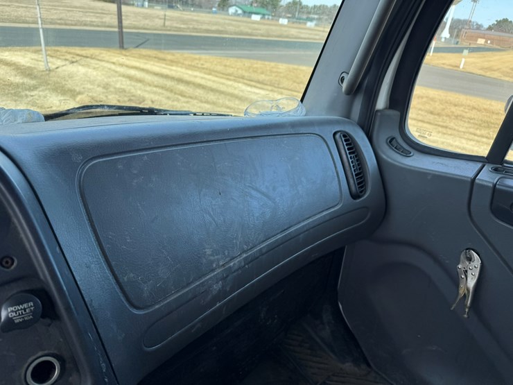 #2160-•-2006-freightliner-business-class-m2-box-truck-image-30