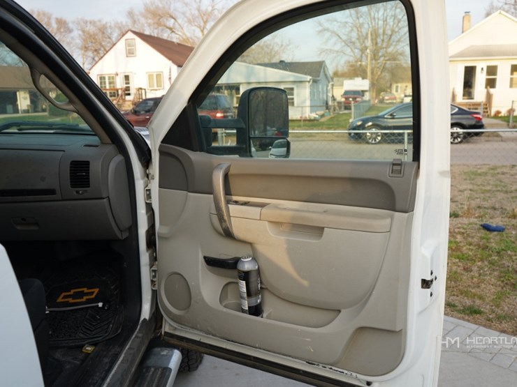 2011-chevrolet-3500hd-image-16