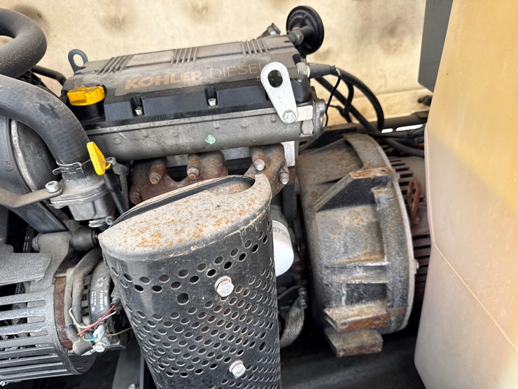 2015-massey-ferguson-8-image-21