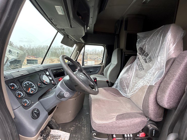 2017-massey-ferguson-8-image-59