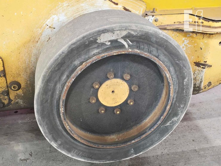 2015-deere-318e-image-22