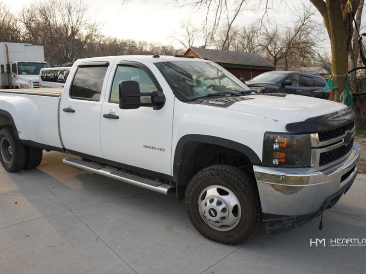 2011-chevrolet-3500hd-image-3
