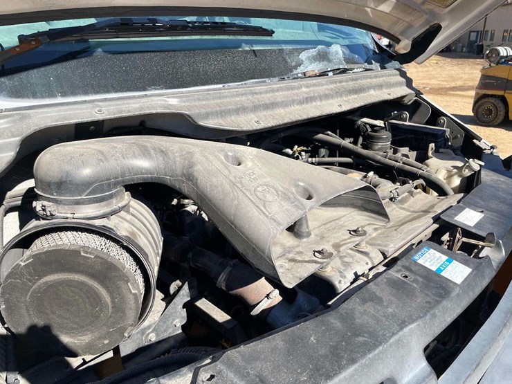 2013-isuzu-reach-image-8