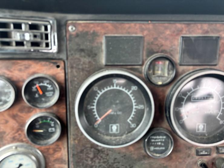 2004-kenworth-w900-image-39