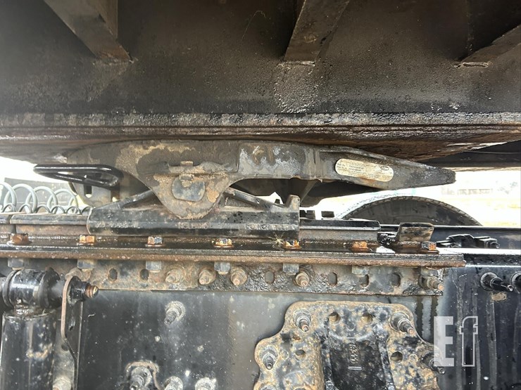 2015-volvo-vnl62t630-image-55