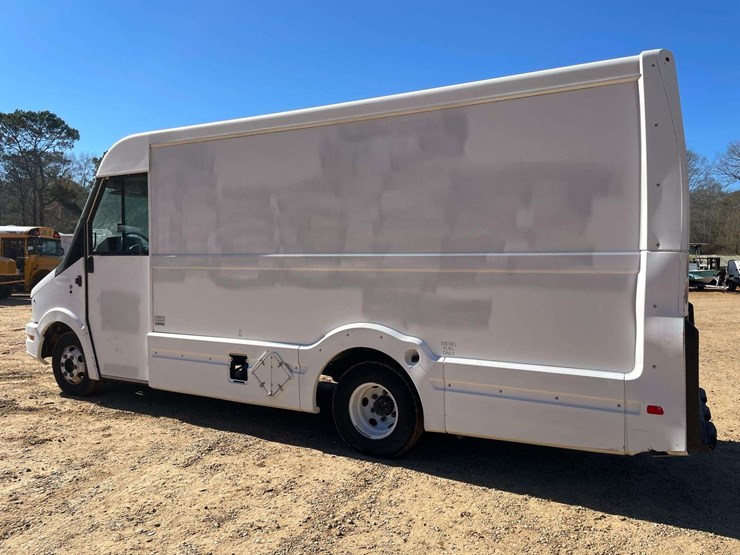 2013-isuzu-reach-image-2