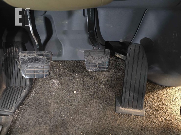 2016-peterbilt-579-image-11