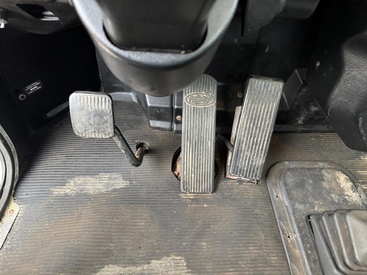 2003-peterbilt-330-image-57