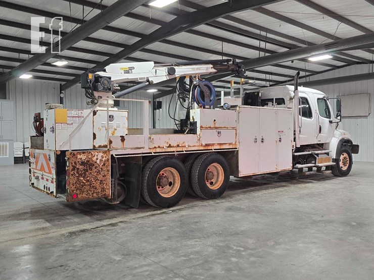 2012-freightliner-m2-106-image-3