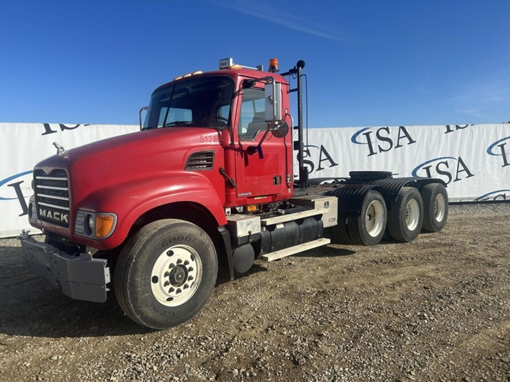 2003-massey-ferguson-8-image-1