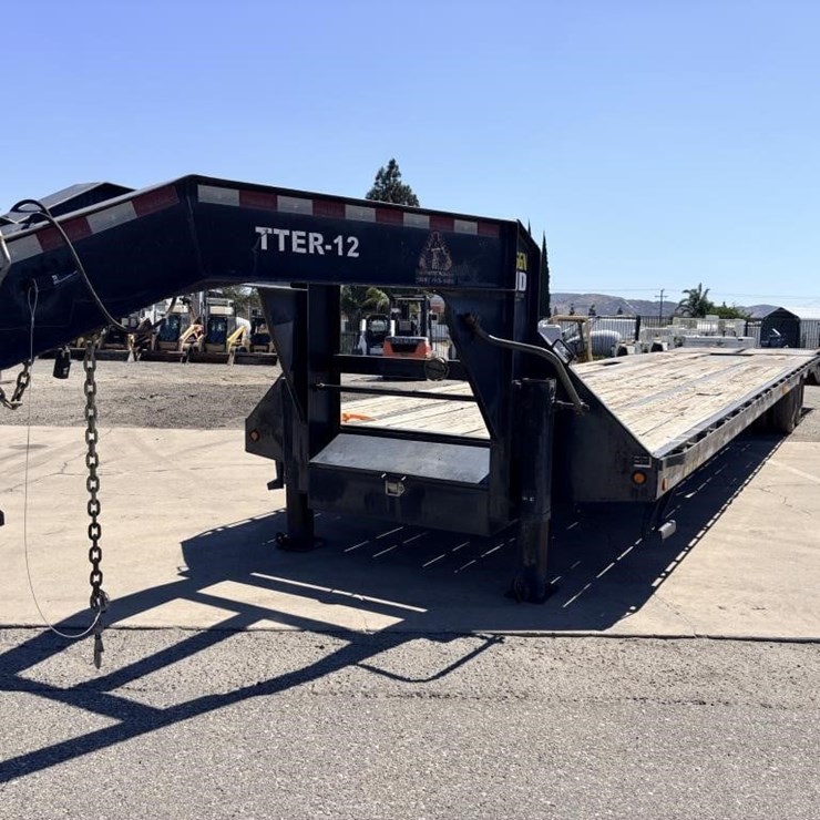 2015 BigTex Gooseneck 25GN-35BK Flatbed Trailer