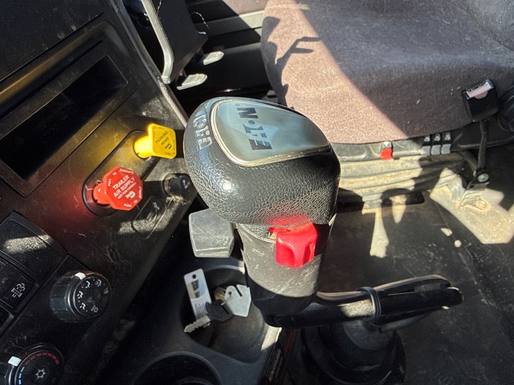 #2199-•-2020-international-a26-sleeper-cab-truck-tractor-image-82