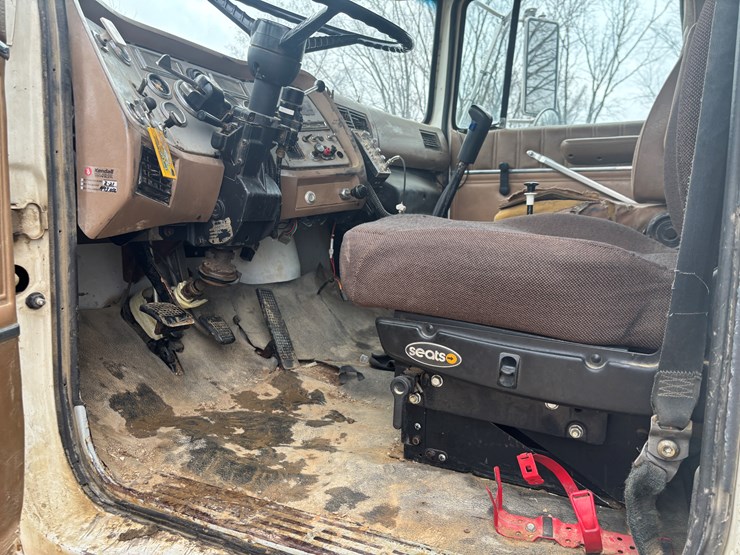 1997-ford-lt8000-image-37