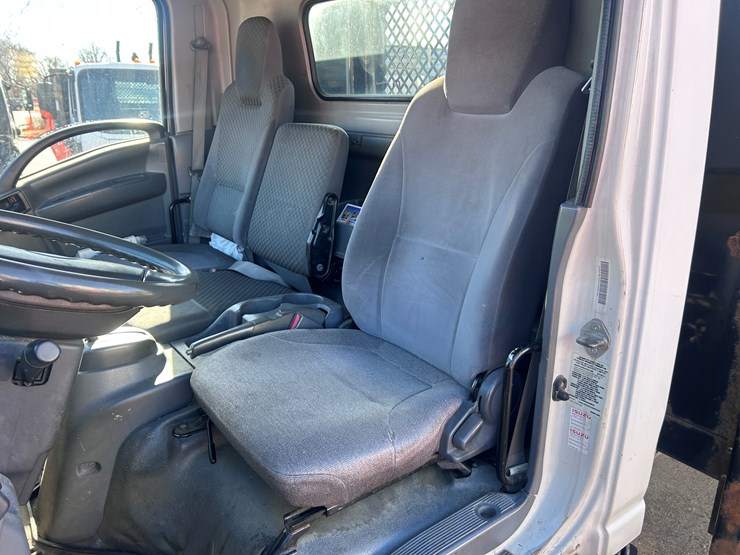 2012-isuzu-npr-image-39