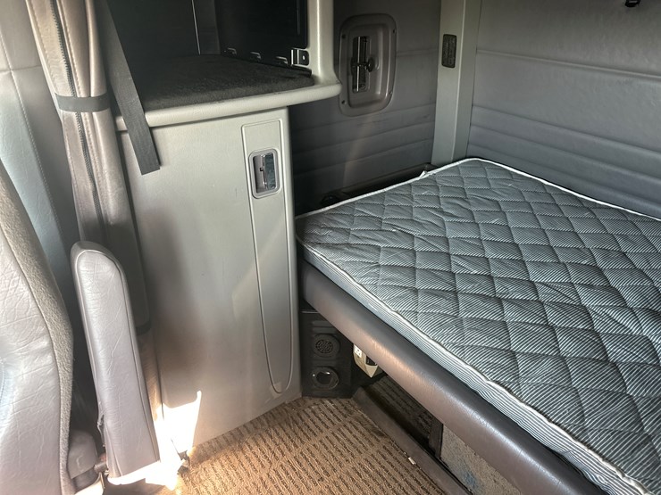 2013-peterbilt-365-image-48