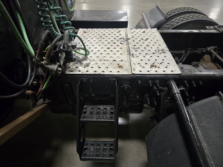 #2295-•-2016-freightliner-cascadia-day-cab-truck-tractor-image-31