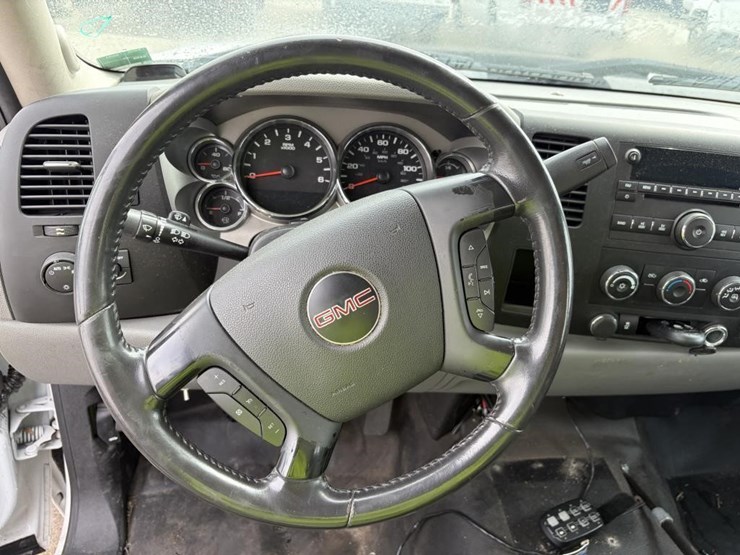 2012-gmc-sierra-2500-image-13