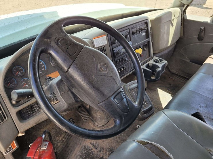 2012-international-7400-image-21