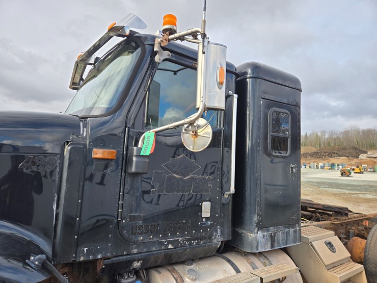 2014-massey-ferguson-8-image-14