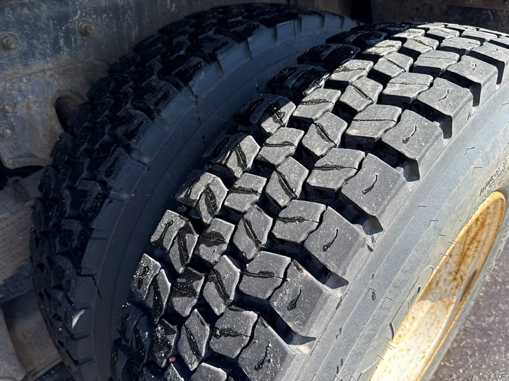 2002-freightliner-fl80-image-63