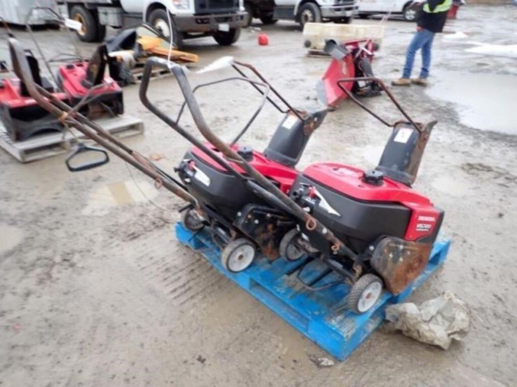 qty-of-(2)-honda-hs720-20-in.-snowblowers-image-3