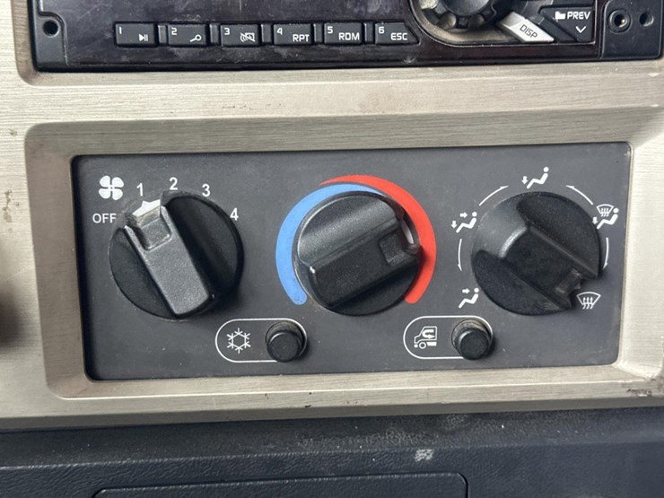 2009-massey-ferguson-8-image-33