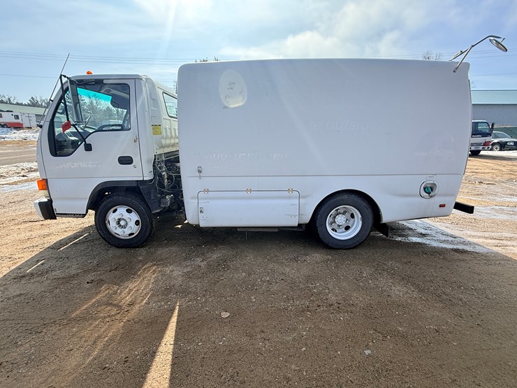 2004-isuzu-npr-image-8