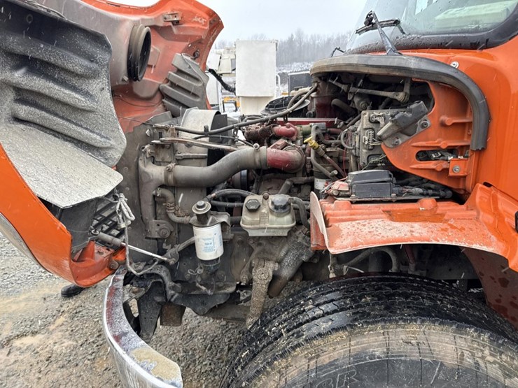 2016-massey-ferguson-8-image-9