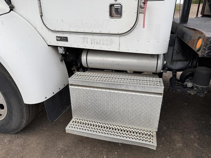 2003-peterbilt-330-image-15