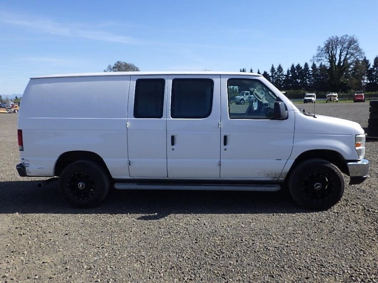 2013-ford-cargo-image-4