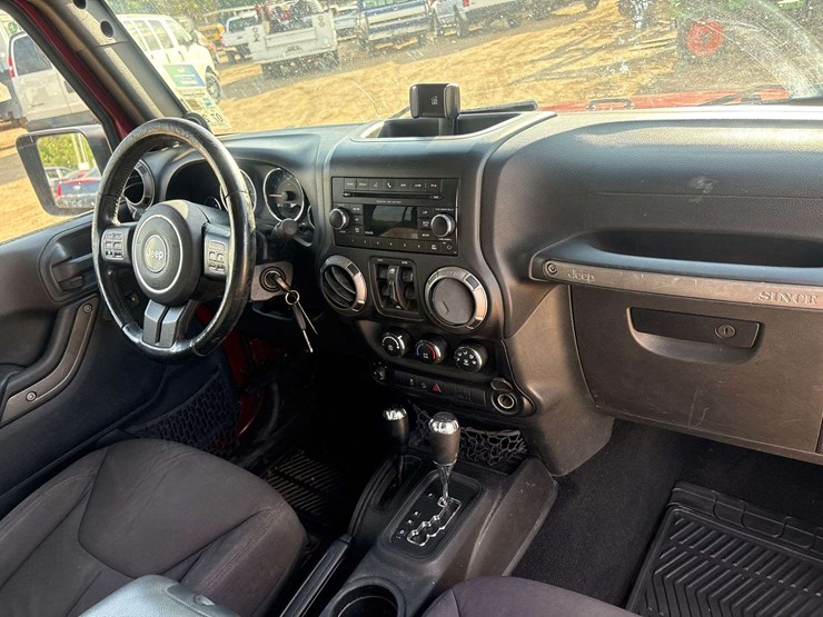 2013-jeep-wrangler-sport-image-23