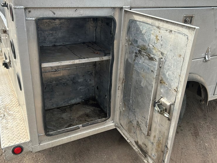 2004-chevrolet-3500-image-22