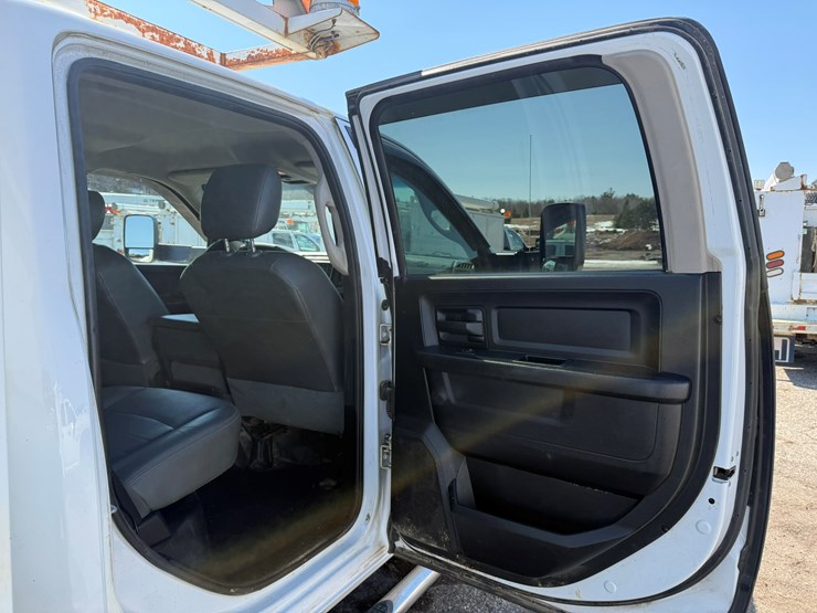 #1061-•-2016-ram-5500-heavy-duty-service-truck-image-32