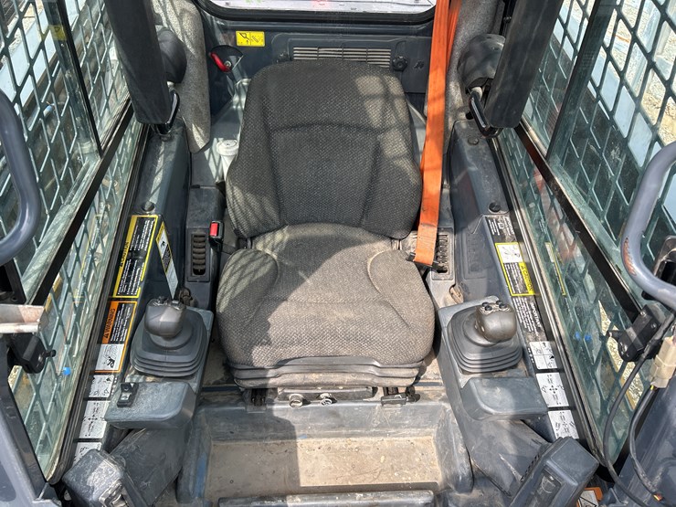 2020-deere-332g-image-41