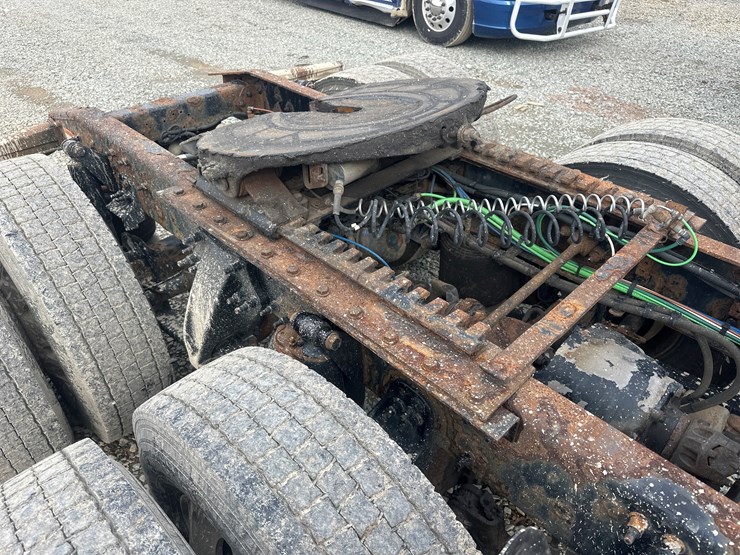 2017-massey-ferguson-8-image-24