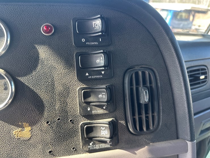 2013-peterbilt-365-image-40