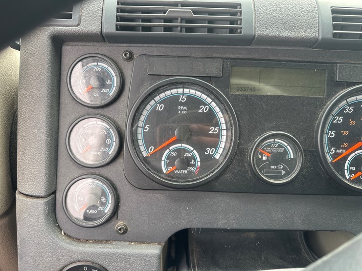 2017-massey-ferguson-8-image-33