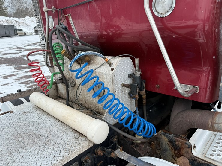 2011-kenworth-t800-image-29