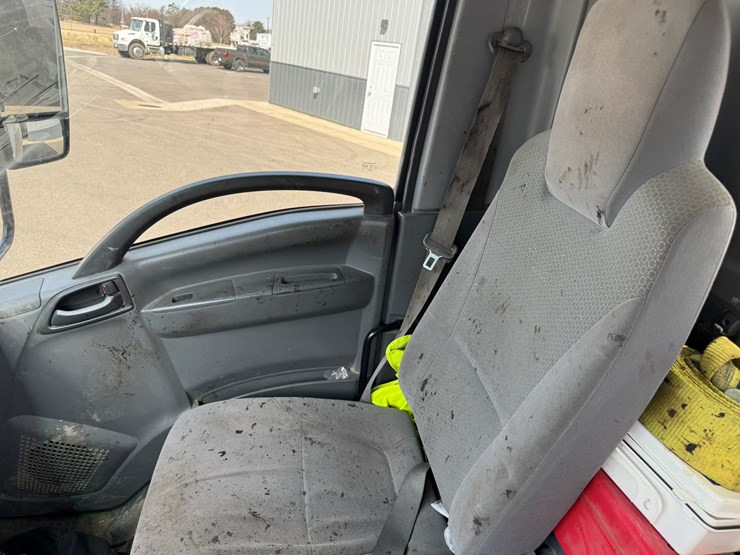 2019-isuzu-nrr-image-34