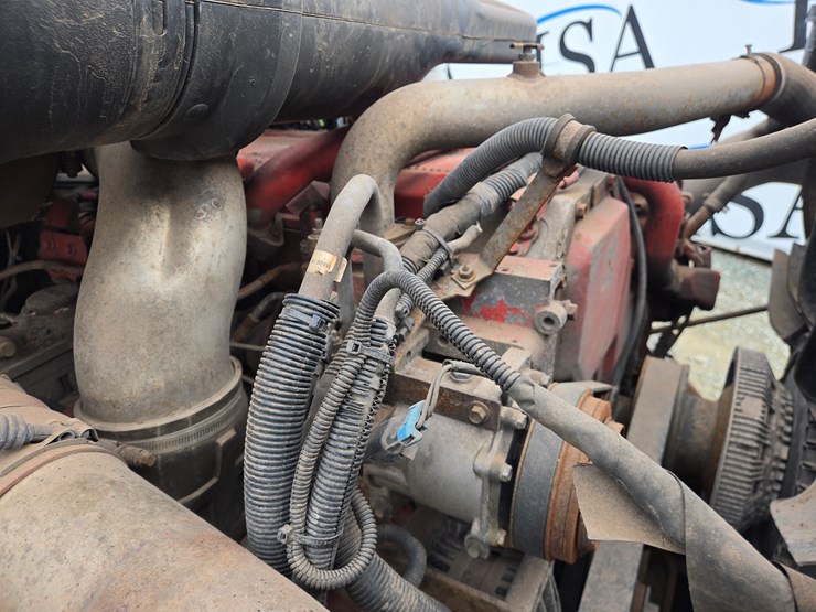 2014-massey-ferguson-8-image-41