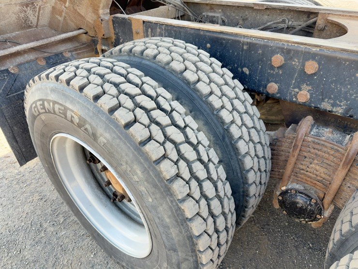 2001-mack-rd688s-image-23