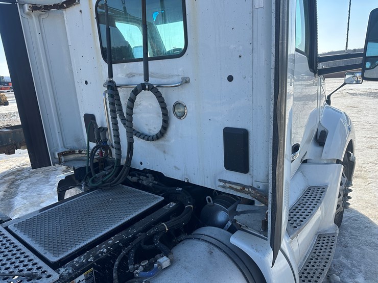 2017-kenworth-t680-image-17