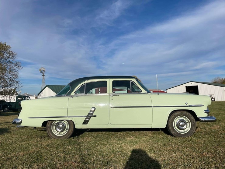 1953-ford-customline-sedan-image-2