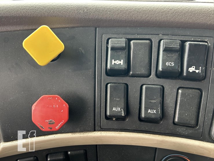 2015-volvo-vnl62t630-image-33