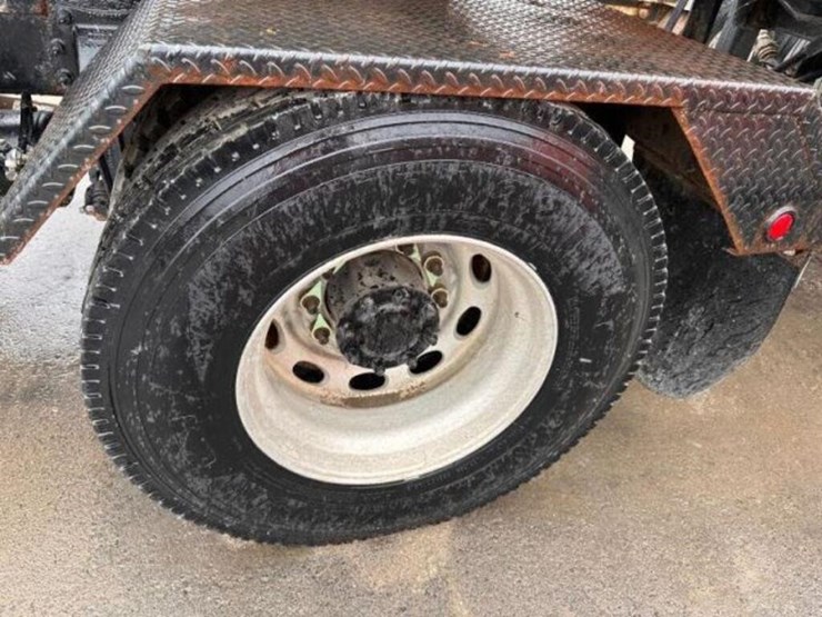 2008-peterbilt-335-image-44