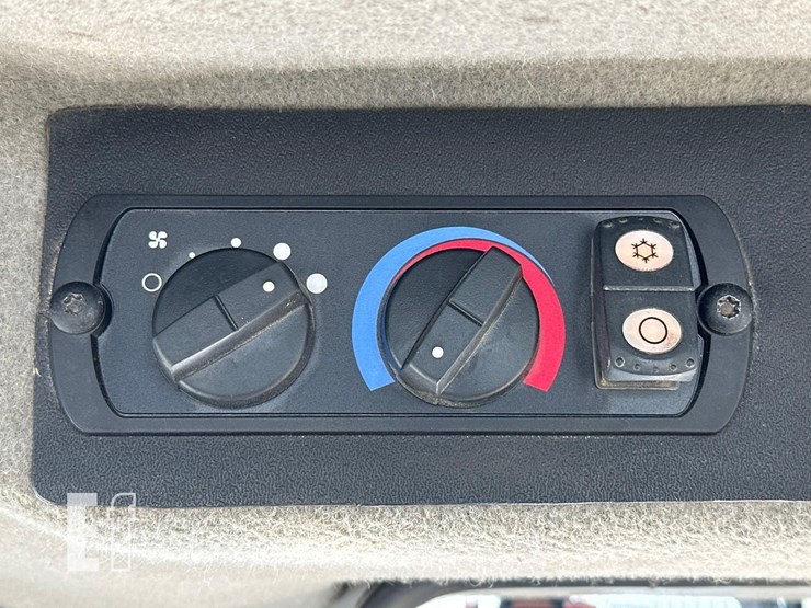 2011-caterpillar-d6t-image-27