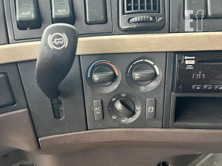 2015-volvo-vnl62t630-image-37